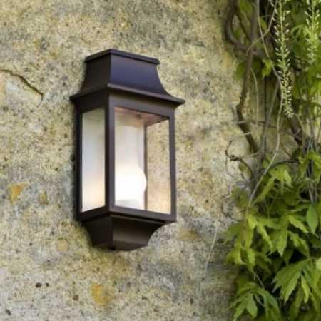 antike Wandlampe außen